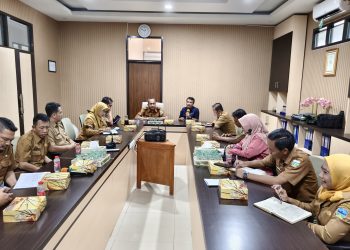 Sekretaris Disnakertrans Kabupaten Garut H. Yayan Gunawan memimpin rapat koordinasi terkait tindak lanjut perlindungan jaminan sosial ketenagakerjaan bagi petani tembakau melalui dana DBHCHT.