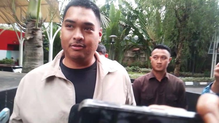 Mantan Menpora Dito Ariotedjo, memenuhi panggilan KPK untuk dimintai keterangan soal kuota haji. (Foto: Ainul Ghurri/Kabariku.com)