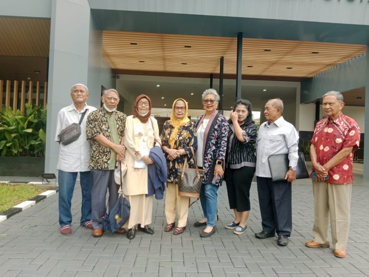 Warga Purnawirawan TNI AL mendatangi Gedung DPR RI meminta kepastian hukum tanah hunian di Pangkalan Jati, Depok, Jawa Barat (Foto: Istimewa)