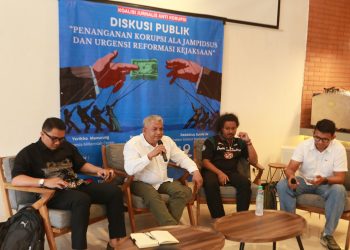 Rona Fortuna HS, dari Perkumpulan Aktivis 98 (tengah) dalam diskusi publik di kawasan Cikini, Menteng, Jakarta Pusat (Foto: Ainul Ghurri/Kabariku.com)