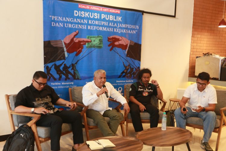 Rona Fortuna HS, dari Perkumpulan Aktivis 98 (tengah) dalam diskusi publik di kawasan Cikini, Menteng, Jakarta Pusat (Foto: Ainul Ghurri/Kabariku.com)