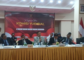 Arsip - Ketua Bidang Pengawasan Hakim dan Investigasi Komisi Yudisial Abhan (ketiga dari kanan) saat konferensi pers di Kantor Komisi Yudisial, Jakarta, Selasa (23/12/2025). (Foto: Ainul Ghurri/Kabariku.com)