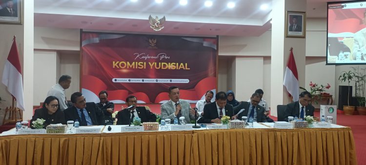 Arsip - Ketua Bidang Pengawasan Hakim dan Investigasi Komisi Yudisial Abhan (ketiga dari kanan) saat konferensi pers di Kantor Komisi Yudisial, Jakarta, Selasa (23/12/2025). (Foto: Ainul Ghurri/Kabariku.com)