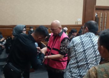 Tim Jaksa dari Kejaksaan Agung saat membuka borgol Mulyatsyah selaku Direktur SMP Kemendikbud Ristek 2020 yang akan menghadiri persidangan Selasa (13/1). (Foto: Ainul Ghurri/Kabariku.com)
