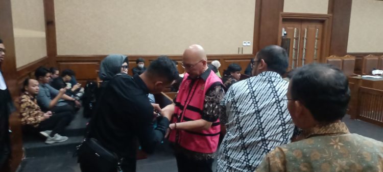 Tim Jaksa dari Kejaksaan Agung saat membuka borgol Mulyatsyah selaku Direktur SMP Kemendikbud Ristek 2020 yang akan menghadiri persidangan Selasa (13/1). (Foto: Ainul Ghurri/Kabariku.com)