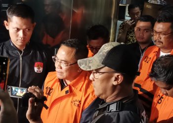 Bupati Pati, Sudewo resmi jadi tersangka  dengan mengenakan rompi orange KPK. Selasa (20/1). (Foto: Ainul Ghurri/Kabariku.com)