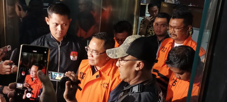 Bupati Pati, Sudewo resmi jadi tersangka  dengan mengenakan rompi orange KPK. Selasa (20/1). (Foto: Ainul Ghurri/Kabariku.com)