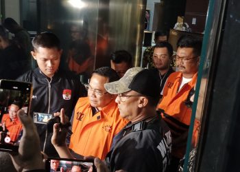 Bupati Pati, Sudewo mengenakan rompi tahanan usai ditetapkan sebagai tersangka KPK. (Foto: Ainul Ghurri/Kabariku.com)