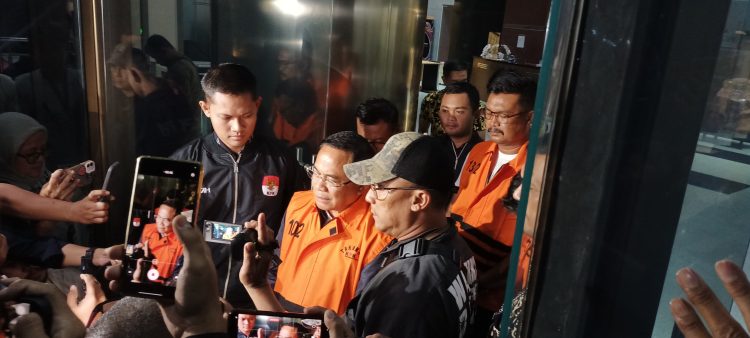 Bupati Pati, Sudewo mengenakan rompi tahanan usai ditetapkan sebagai tersangka KPK. (Foto: Ainul Ghurri/Kabariku.com)