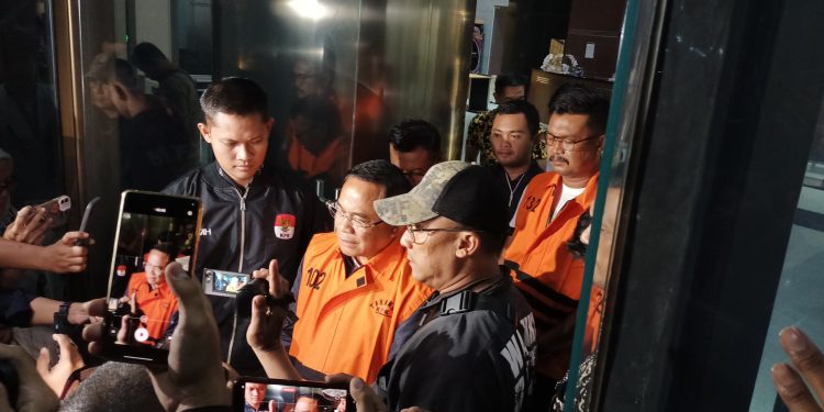 Bupati Pati, Sudewo mengenakan rompi tahanan usai ditetapkan sebagai tersangka KPK. (Foto: Ainul Ghurri/Kabariku.com)