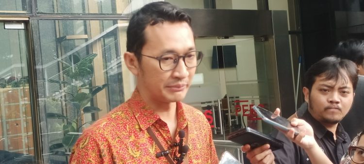 Juru Bicara KPK, Budi Prasetyo saat dimintai keterangan soal kasus dana CSR BI. (Foto: Ainul Ghurri/Kabariku.com)