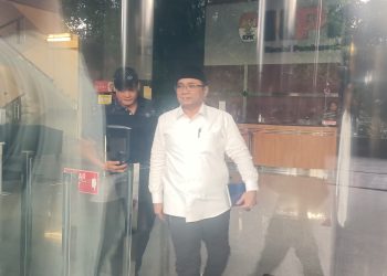 Eks Menteri Agama, Yaqut Cholil Qoumas meninggalkan Gedung KPK usai menjalani pemeriksaan penyidik. (Foto: Ainul Ghurri/Kabariku)