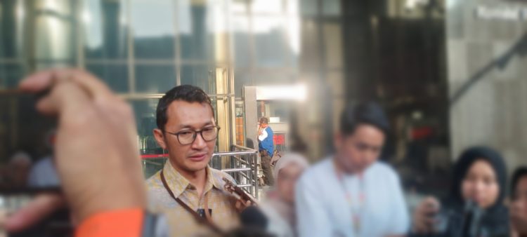 Juru Bicara KPK, Budi Prasetyo saat dimintai keterangan oleh awak media di Gedung Merah Putih KPK. (Foto: Ainul Ghurri/Kabariku.com)