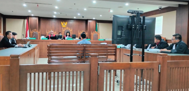 Terdakwa eks Direktur Komersial PT PGN, Danny Praditya duduk di kursi pesakitan Pengadilan Tipikor Jakarta Pusat. (Foto: Ainul Ghurri/Kabariku.com)