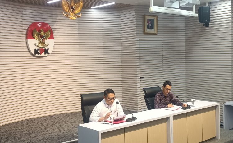 Plt Deputi Bidang Penindakan dan Eksekusi  KPK, Asep Guntur Rahayu bersama Juru Bicara KPK, Budi Prasetyo. (Foto: Ainul Ghurri. Kabariku.com)