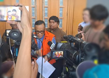 Eks Wamenaker RI Immanuel Ebenezer Gerungan alias Noel saat dimintai keterangan awak media di Pengadilan Tipikor Jakarta Pusat. (Foto: Ainul Ghurri/Kabariku.com)