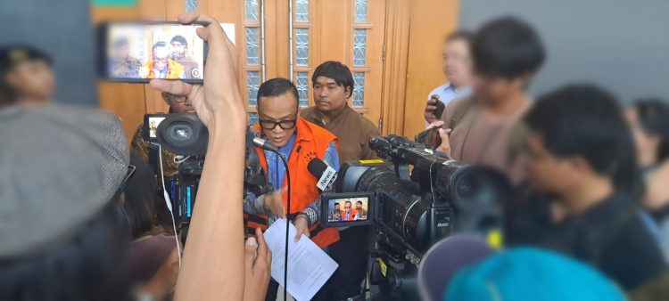 Eks Wamenaker RI Immanuel Ebenezer Gerungan alias Noel saat dimintai keterangan awak media di Pengadilan Tipikor Jakarta Pusat. (Foto: Ainul Ghurri/Kabariku.com)