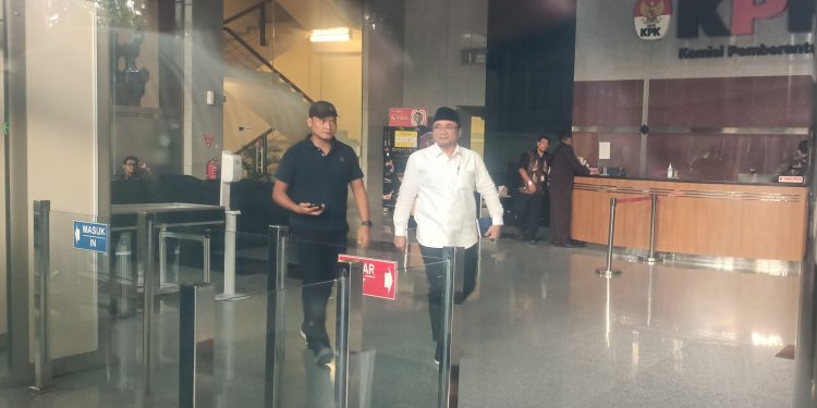 Mantan Menteri Agama, Yaqut Cholil Qoumas meninggalkan Gedung KPK usai menjalani pemeriksaan. (Foto: Ainul Ghurri/Kabariku)