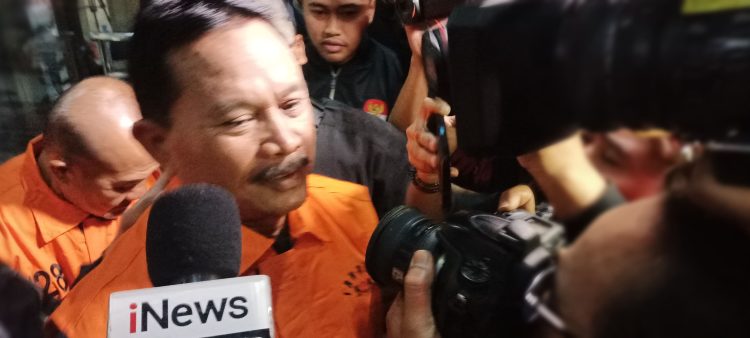 Wali Kota Madiun, Maidi memakai rompi orange KPK saat akan menuju mobil tahanan KPK. (Foto: Ainul Ghurri/Kabariku.com)