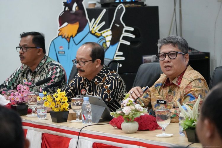 Deputi Bidang Koordinasi Hukum Kemenko Kumham Imipas, Nofli
melakukan pertemuan dengan Wakil Gubernur Aceh, Fadhlullah, Rabu (11/9/2025). Foto: Dok. Kemenko Kumham Imipas.