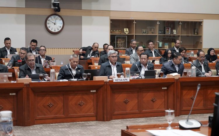 Ketua KPK Setyo Budiyanto bersama jajaran dalam Rapat Kerja bersama Komisi III DPR RI di Jakarta, Rabu (28/1/2025)