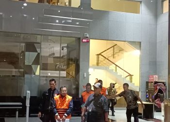 Bupati Pati, Sudewo memakai rompi orange saat akan menuju mobil tahanan KPK. Selasa malam (20/1). (Foto: Ainul Ghurri/Kabariku.com)