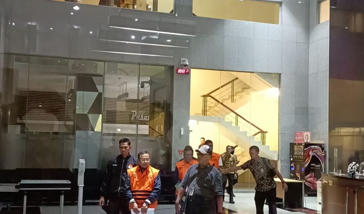 Bupati Pati, Sudewo memakai rompi orange saat akan menuju mobil tahanan KPK. Selasa malam (20/1). (Foto: Ainul Ghurri/Kabariku.com)