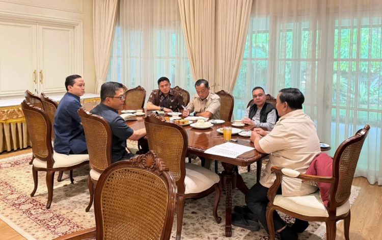 Presiden Prabowo Subianto menggelar pertemuan dengan sejumlah menteri dan pejabat negara pada Jumat, 2 Januari 2026, di kediaman dinas Presiden, Widya Chandra, Jakarta