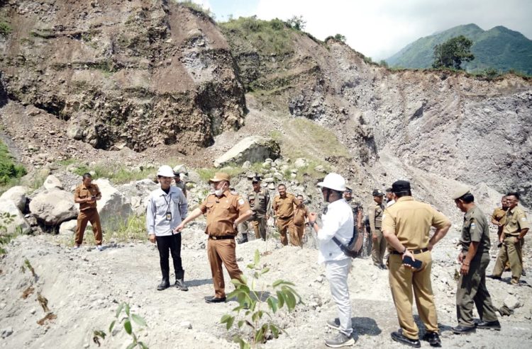 Bupati Garut, Abdusy Syakur Amin, dan Wakil Bupati Garut, Putri Karlina, bersama pihak terkait melaksanakan peninjauan aktivitas penambangan Galian C di 3 lokasi yang berada di wilayah Kecamatan Banyuresmi dan Tarogong Kaler, Kabupaten Garut, Senin (5/1/2026).