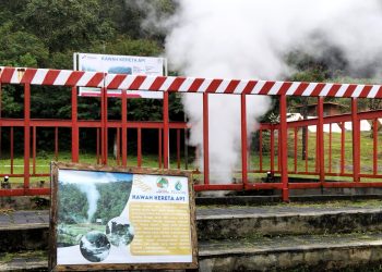 Kawah Kereta Api Kamojang, sumur panas bumi generasi pertama di dunia yang sukses menghasilkan energi panas bumi untuk pembangkit listrik setelah Italia, Amerika dan Jepang