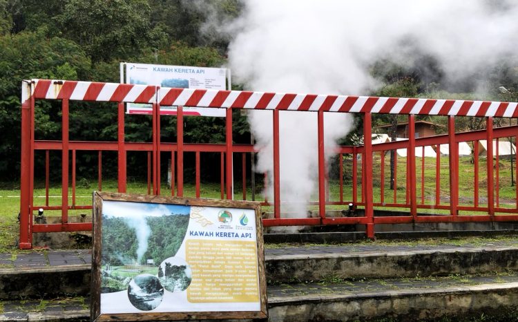 Kawah Kereta Api Kamojang, sumur panas bumi generasi pertama di dunia yang sukses menghasilkan energi panas bumi untuk pembangkit listrik setelah Italia, Amerika dan Jepang