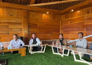 Menkop Ferry Juliantono bersama Staf Khusus Menteri Koperasi Wahyono Suparno didampingi Pegiat Perhutanan Sosial dari Lembaga Silvae Populi Nusantara (Silinusa) Ch Ambong melakukan kunjungan ke salah satu Kelompok Perhutanan Sosial dan Kopdes MP Karamatwangi, Desa Karamatwangi, Kecamatan Cisurupan, Kabupaten Garut, Provinsi Jawa Barat