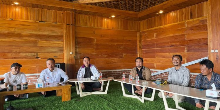 Menkop Ferry Juliantono bersama Staf Khusus Menteri Koperasi Wahyono Suparno didampingi Pegiat Perhutanan Sosial dari Lembaga Silvae Populi Nusantara (Silinusa) Ch Ambong melakukan kunjungan ke salah satu Kelompok Perhutanan Sosial dan Kopdes MP Karamatwangi, Desa Karamatwangi, Kecamatan Cisurupan, Kabupaten Garut, Provinsi Jawa Barat