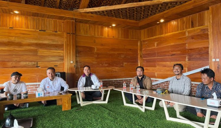 Menkop Ferry Juliantono bersama Staf Khusus Menteri Koperasi Wahyono Suparno didampingi Pegiat Perhutanan Sosial dari Lembaga Silvae Populi Nusantara (Silinusa) Ch Ambong melakukan kunjungan ke salah satu Kelompok Perhutanan Sosial dan Kopdes MP Karamatwangi, Desa Karamatwangi, Kecamatan Cisurupan, Kabupaten Garut, Provinsi Jawa Barat