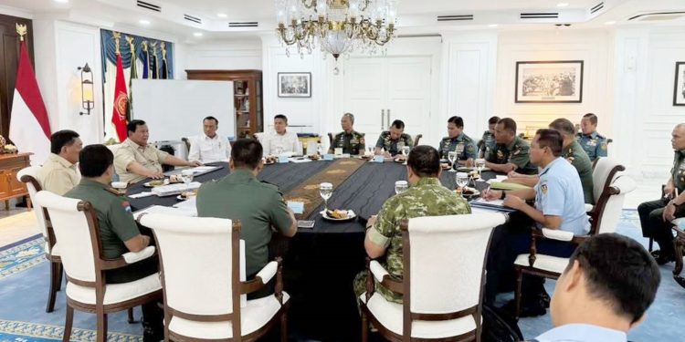 Presiden Prabowo Subianto menerima pertemuan rutin bersama beberapa pejabat utama Tentara Nasional Indonesia (TNI) di Istana Merdeka, Jakarta, Jumat, 16 Januari 2026