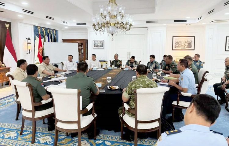 Presiden Prabowo Subianto menerima pertemuan rutin bersama beberapa pejabat utama Tentara Nasional Indonesia (TNI) di Istana Merdeka, Jakarta, Jumat, 16 Januari 2026