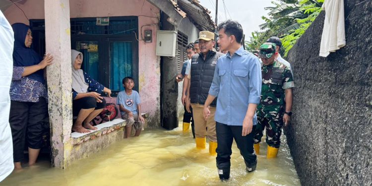 Wapres Gibran Rakabuming Raka meninjau langsung lokasi terdampak banjir di Kelurahan Tanjungpura, Kecamatan Karawang Barat, Senin (19/01/2026).