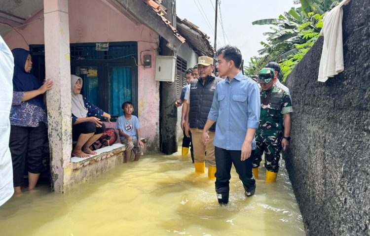 Wapres Gibran Rakabuming Raka meninjau langsung lokasi terdampak banjir di Kelurahan Tanjungpura, Kecamatan Karawang Barat, Senin (19/01/2026).