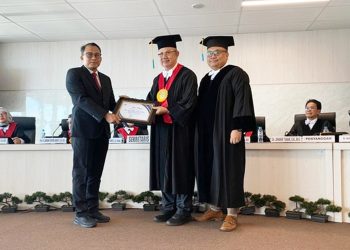 Mantan Jurubicara KPK, Ali Fikri (tengah) meraih gelar doktor di Universitas Airlangga (Unair), Surabaya, Senin, 19 Januari 2026