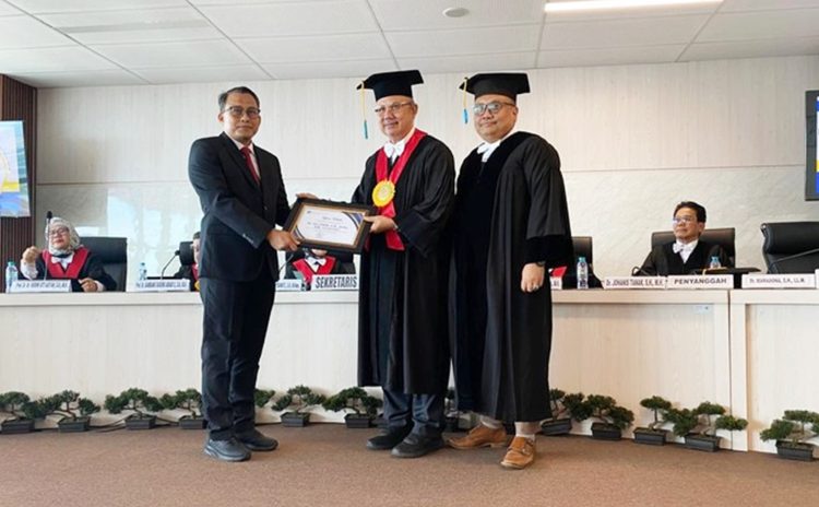 Mantan Jurubicara KPK, Ali Fikri (tengah) meraih gelar doktor di Universitas Airlangga (Unair), Surabaya, Senin, 19 Januari 2026