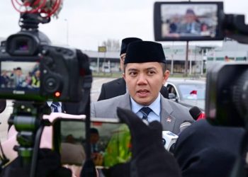 Sekretaris Kabinet, Teddy Indra Wijaya menyampaikan keterangannya kepada awak media di London, Inggris, pada Rabu, 21 Januari 2026