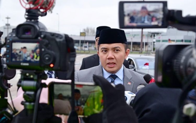 Sekretaris Kabinet, Teddy Indra Wijaya menyampaikan keterangannya kepada awak media di London, Inggris, pada Rabu, 21 Januari 2026
