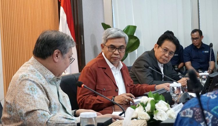 Pimpinan KPK bersama Menteri Koordinator Bidang Perekonomian dan Direktur Utama PT Pertamina dalam rapat koordinasi di Gedung Merah Putih KPK, Jakarta, Rabu (14/1/2026)