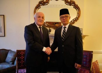 Menteri Luar Negeri RI Sugiono (kanan) berbicara dengan Wakil Tetap Palestina untuk PBB Menteri Riyad Mansour di Kantor Perwakilan Palestina di New York, Amerika Serikat, Senin (16/2/2026). Kemlu RI