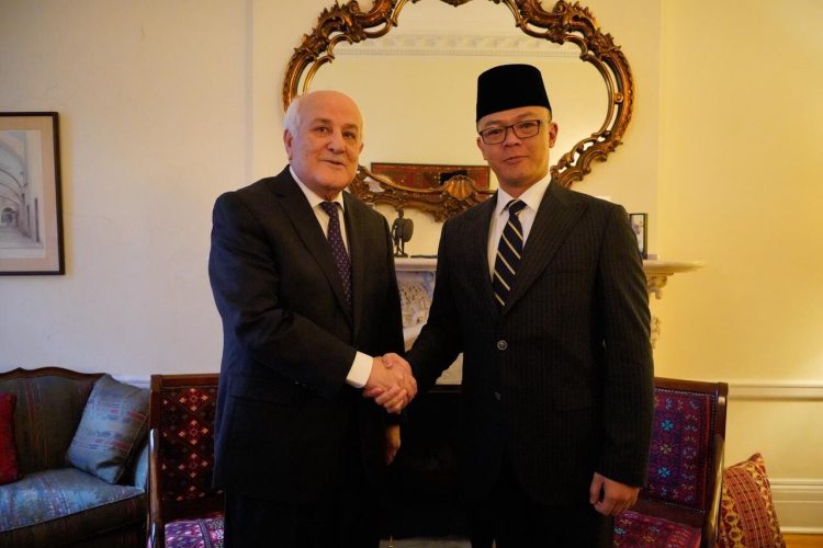 Menteri Luar Negeri RI Sugiono (kanan) berbicara dengan Wakil Tetap Palestina untuk PBB Menteri Riyad Mansour di Kantor Perwakilan Palestina di New York, Amerika Serikat, Senin (16/2/2026). Kemlu RI