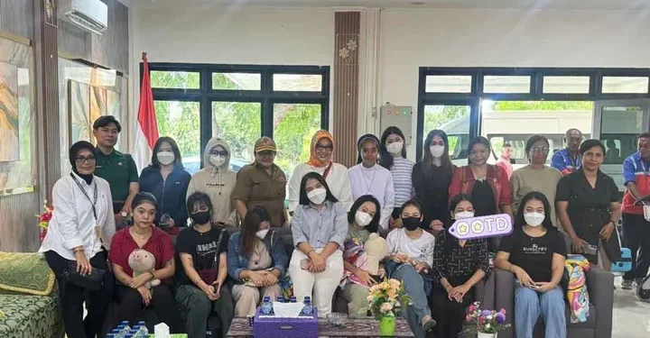 Penjemputan belasan pekerja hiburan asal Jabar oleh Pemerintah Provinsi Jawa Barat bersama Kepolisian Daerah (Polda) Jabar di Kabupaten Sikka, Nusa Tenggara Timur (NTT). Sebanyak 12 orang pekerja diduga kuat menjadi korban TPPO. /Dok. Polda Jabar/