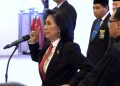 Dr. Sudharmawatiningsih SH., M. Hum saat dilantik oleh Ketua MA Prof. Sunarto di Gedung MA, Jumat (13/2). (Foto: Humas MA RI)
