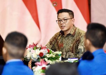 Kepala Lembaga Perguruan Taman Taruna Nusantara (LPTTN) Sugiono, MBA. memberi arahan dan penjelasan mengenai keberadaan SMA Taruna Nusantara Terintegrasi kepada seluruh Orangtua Calon Siswa Kelas X yang diundang hadir pada hari ini, Selasa tgl. 9 Juli 2024 di Balairung Pancasila SMA Taruna Nusantara