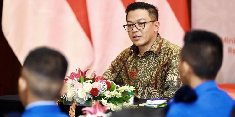 Kepala Lembaga Perguruan Taman Taruna Nusantara (LPTTN) Sugiono, MBA. memberi arahan dan penjelasan mengenai keberadaan SMA Taruna Nusantara Terintegrasi kepada seluruh Orangtua Calon Siswa Kelas X yang diundang hadir pada hari ini, Selasa tgl. 9 Juli 2024 di Balairung Pancasila SMA Taruna Nusantara