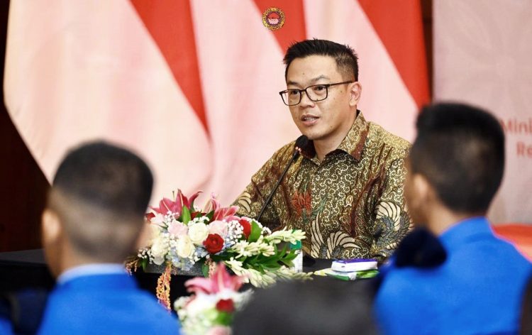 Kepala Lembaga Perguruan Taman Taruna Nusantara (LPTTN) Sugiono, MBA. memberi arahan dan penjelasan mengenai keberadaan SMA Taruna Nusantara Terintegrasi kepada seluruh Orangtua Calon Siswa Kelas X yang diundang hadir pada hari ini, Selasa tgl. 9 Juli 2024 di Balairung Pancasila SMA Taruna Nusantara